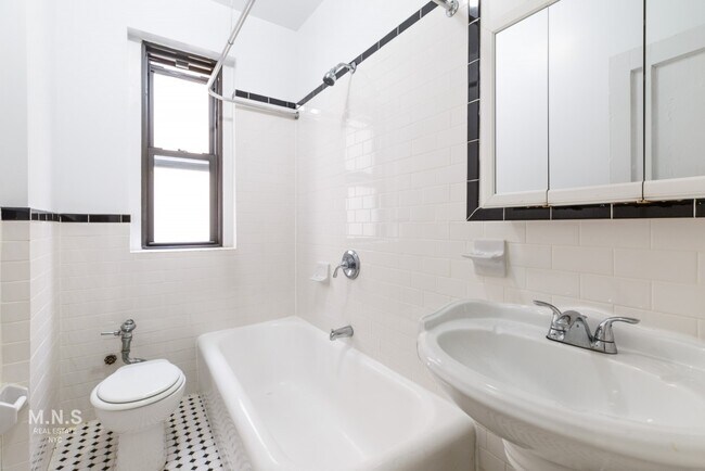 Foto del edificio - 2161 Barnes Avenue