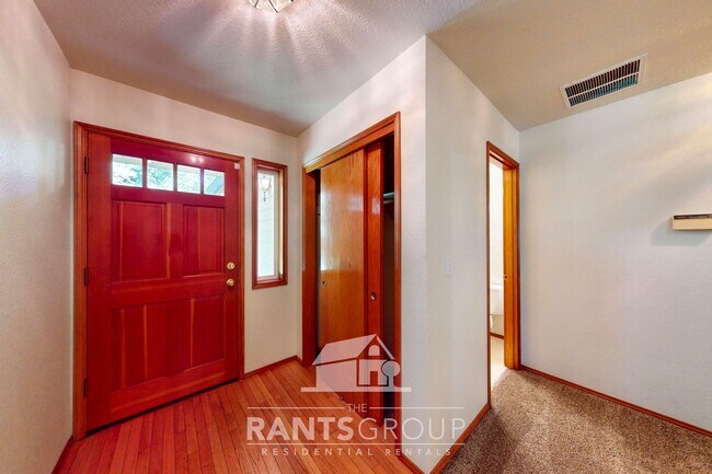 Foto del edificio - 3-bedroom duplex unit near downtown, spaci...