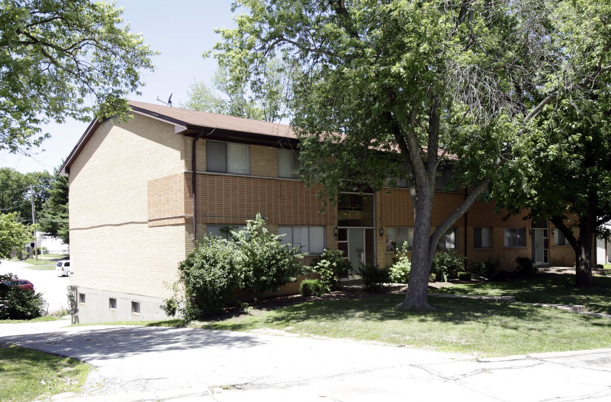 Primary Photo - 1111-1112 Indian Trails Dr