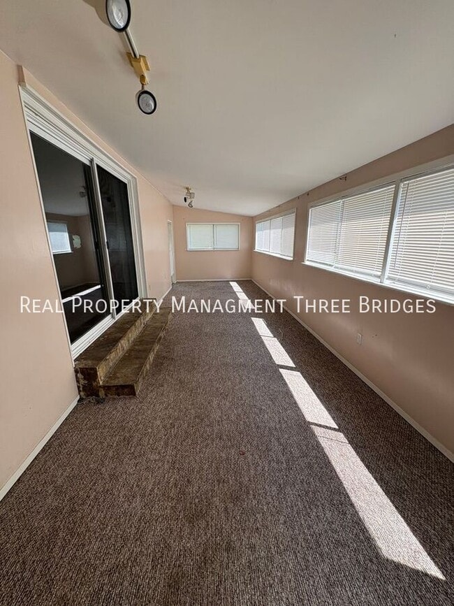 Building Photo - 90 Canisius Ln