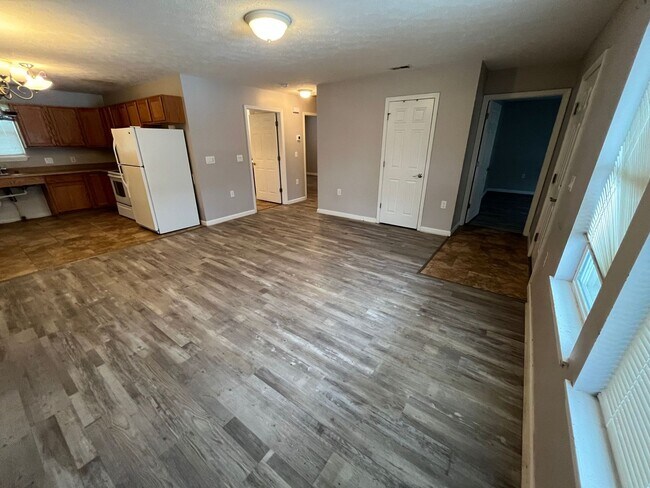 Foto del edificio - Three Bedroom Home