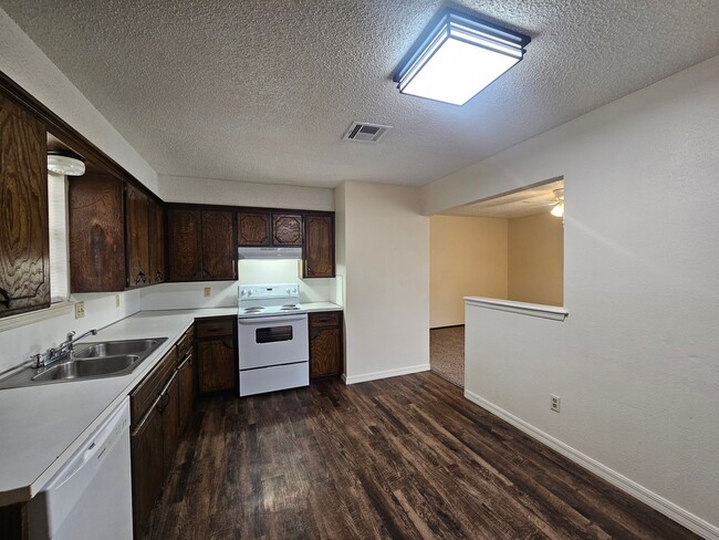 Foto del edificio - (4) Bed/(2) Bath New Flooring and Fresh Pa...