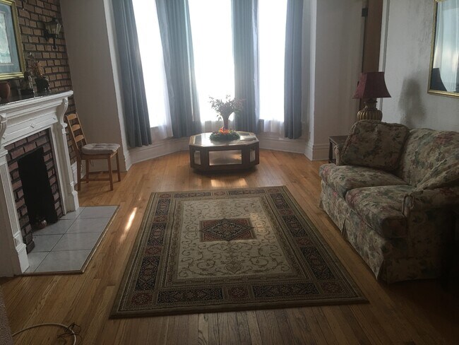 Living Room looking to front - 821 S Laflin St
