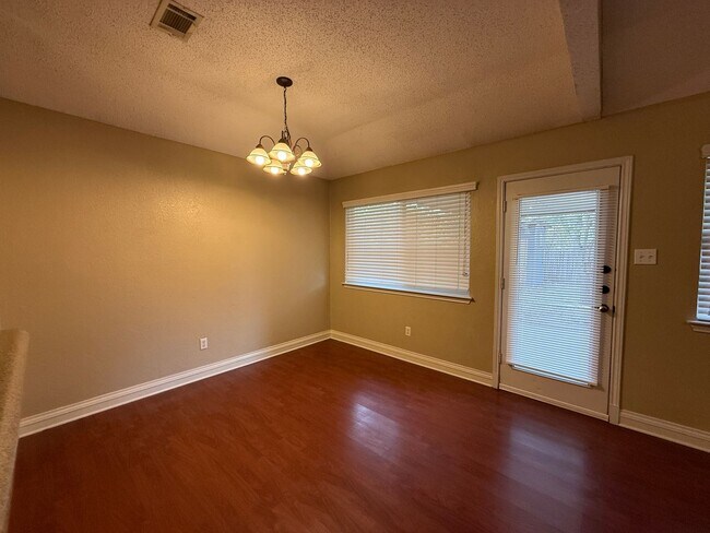 Foto del edificio - 3501 Dorothy Jane Dr