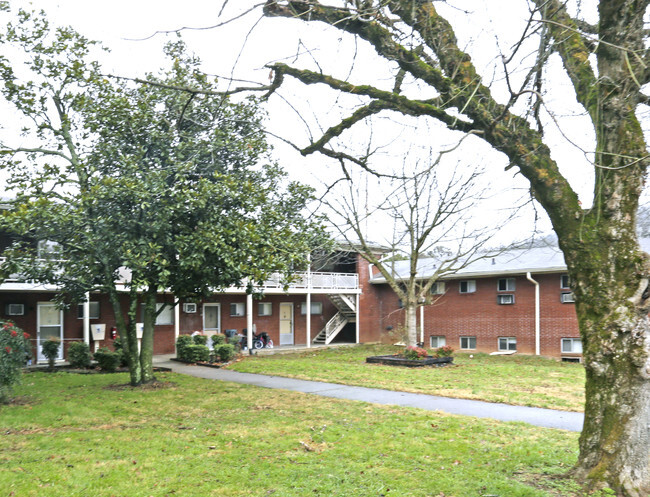 Courtyard - Holston Place Apartments