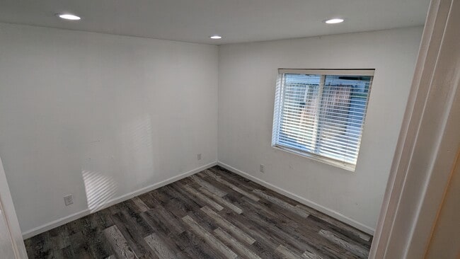 Building Photo - 655 W Beverly Dr