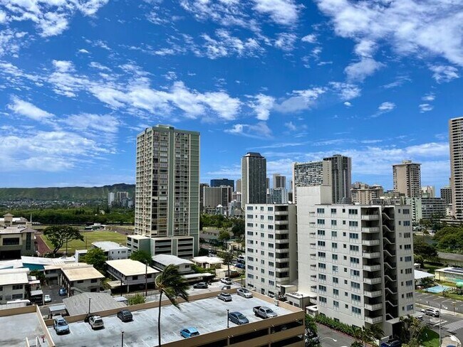 Building Photo - Large 2 Bed, 2.5 Bath Condo in the Ala Wai Plaza with 1 Parking