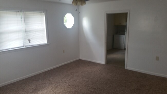 Building Photo - 2BD, 1 BA Duplex for rent.