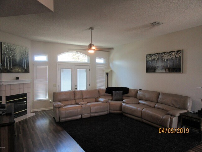 Building Photo - 6924 Ross Dr
