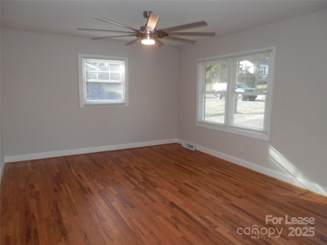 Building Photo - 1332 Edgewater Dr