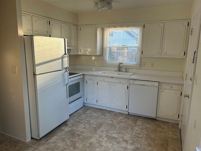 Kitchen & appliancesBreajfast area & wubdiw - 1420 W Ash St