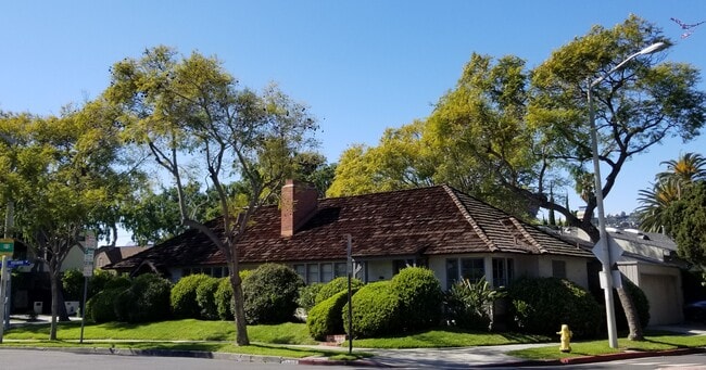 Building Photo - 8533 Rosewood Ave