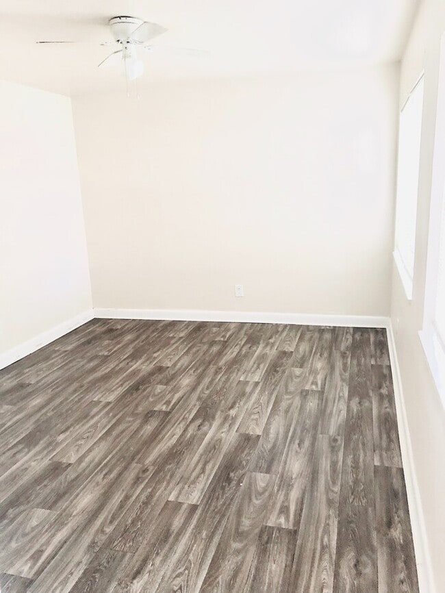 Building Photo - Classic 1 Bedroom Apartment in Historic Do...