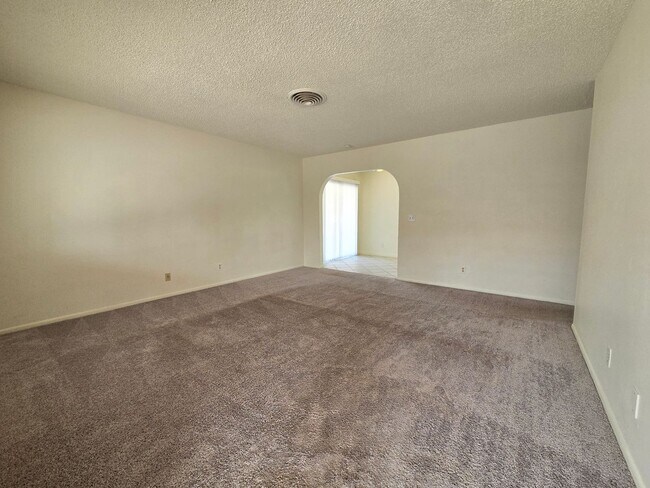 Building Photo - A Very Nice and Clean 3 Bedroom Single Sto...