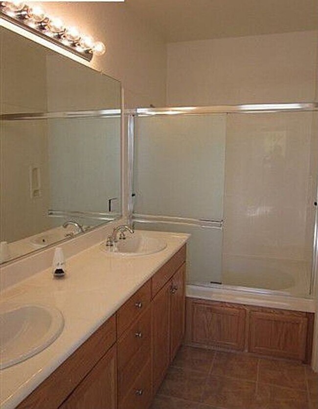 Building Photo - Beautiful Windermere Town Home