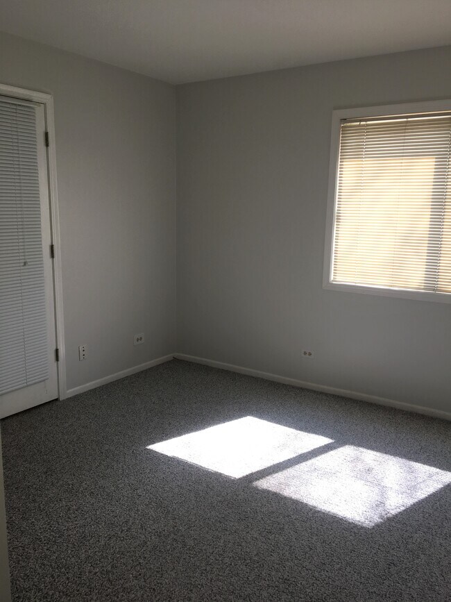 Building Photo - 820 N Lakeside Dr