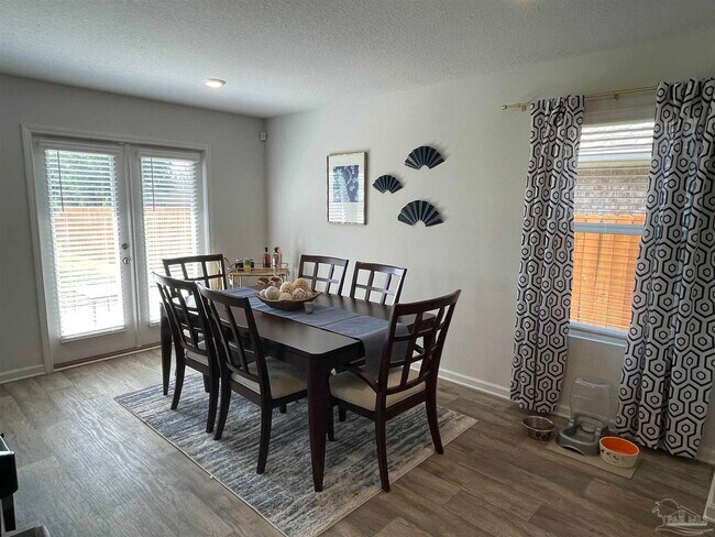 Foto del edificio - 7835 Lakeside Oaks Dr