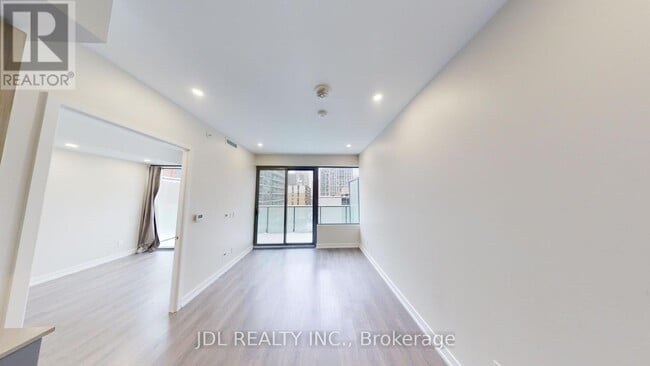 Building Photo - 161 Roehampton Ave