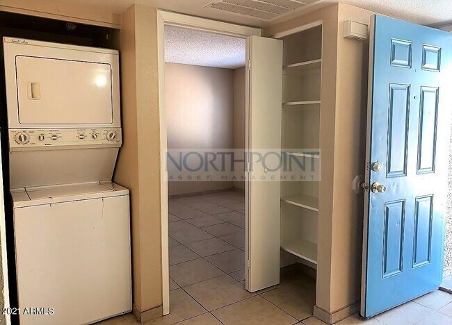 Building Photo - 5233 W Myrtle Ave