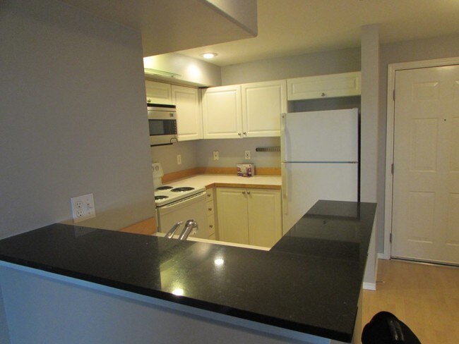 Building Photo - Condo in West Seattle - Alki