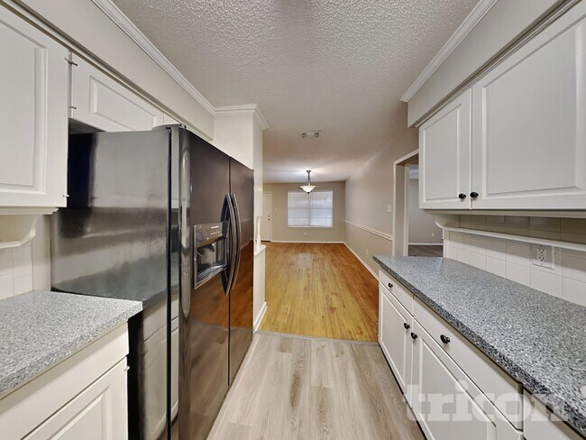 Foto del edificio - 2710 Jewell Dr