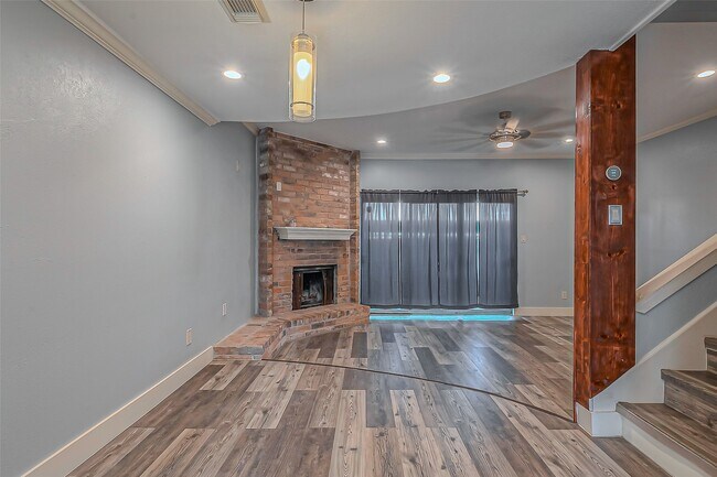 Foto del edificio - 7700 Creekbend Dr