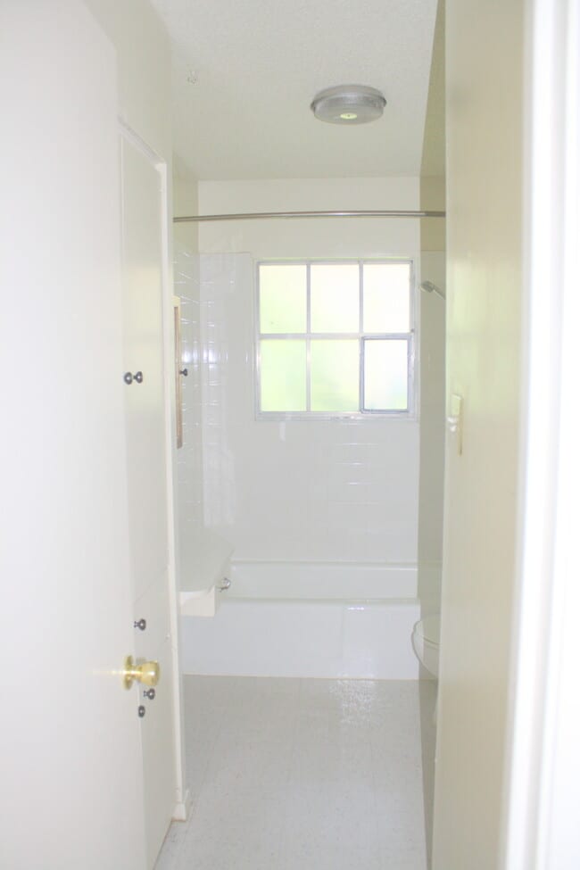 Building Photo - 3 BR / 1 BA House off Shoal Creek/Steck!
