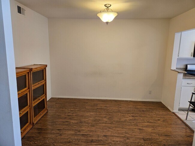 Foto del edificio - Lovely Ground Level 1 Bedroom 1 Bathroom In Irvine