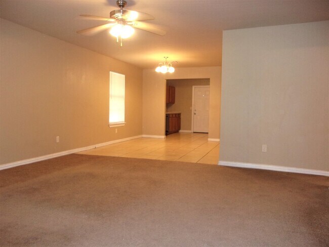 Foto del edificio - 3 BED 2 BATH 2 CAR GARAGE HOME- NW OKC