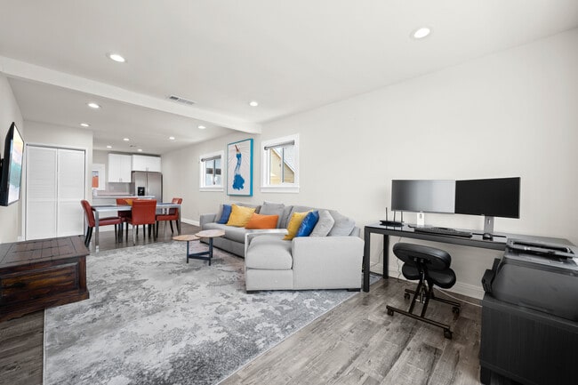 Building Photo - 508 N Kingsley Dr