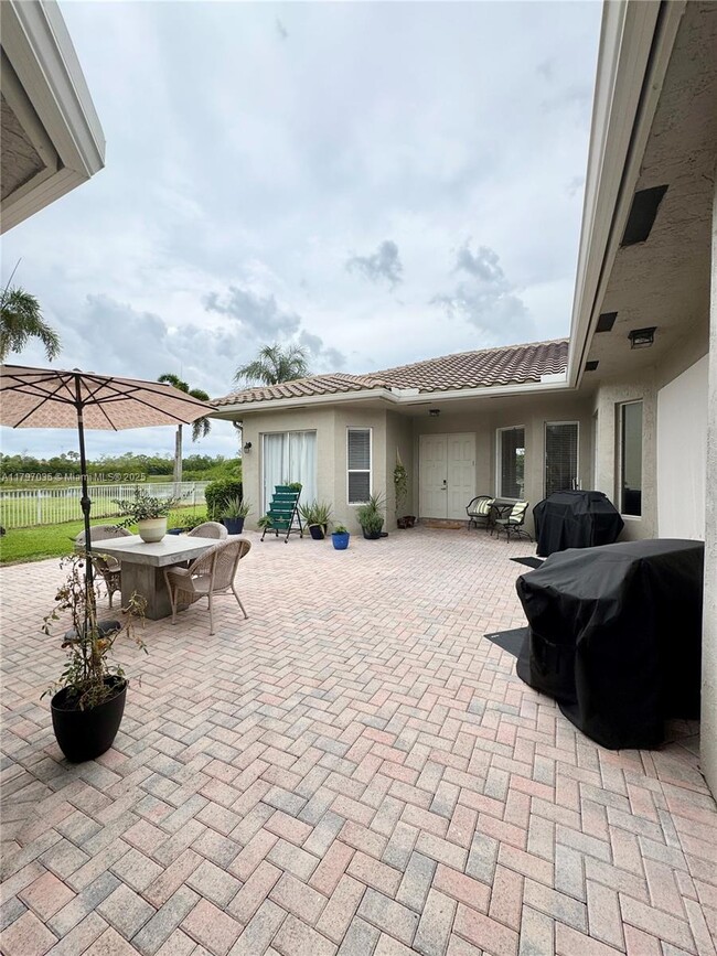 Foto del edificio - 16724 NW 8th St