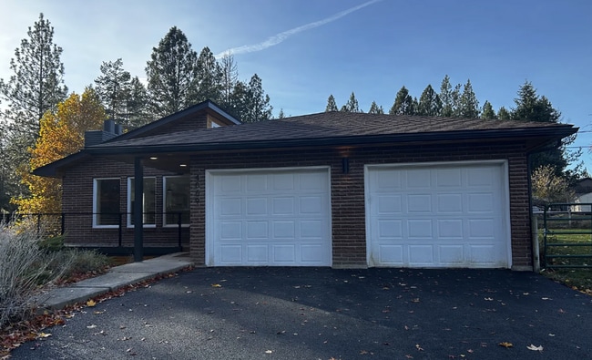 Foto del edificio - 4069 N Maple Leaf Rd