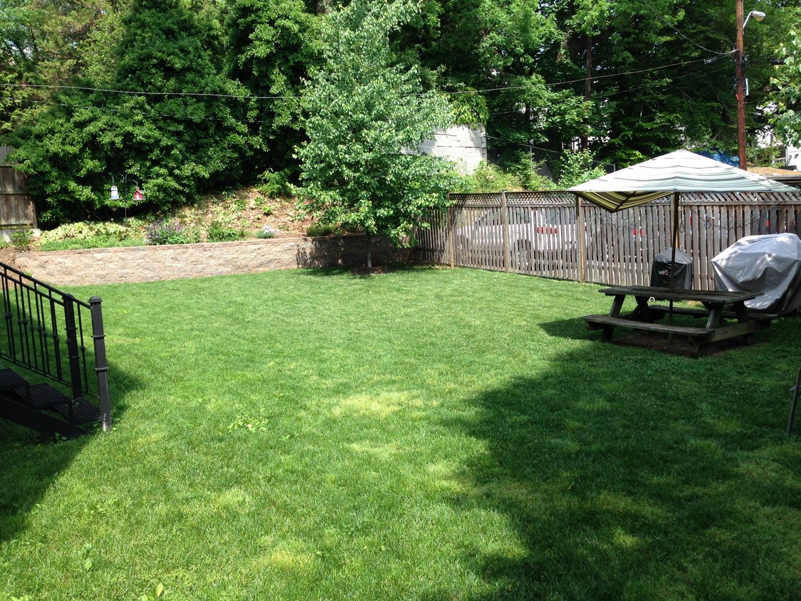 Foto principal - 3025 Porter St NW