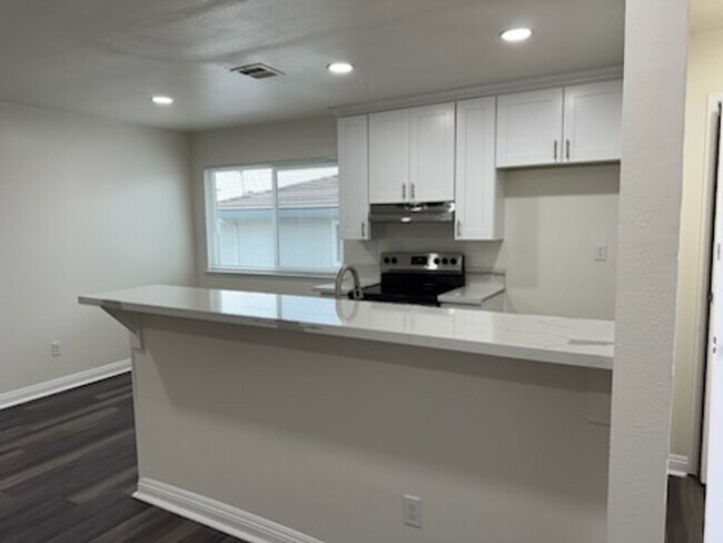 Foto del edificio - Fully Renovated 2-Bedroom Condo in Highlan...
