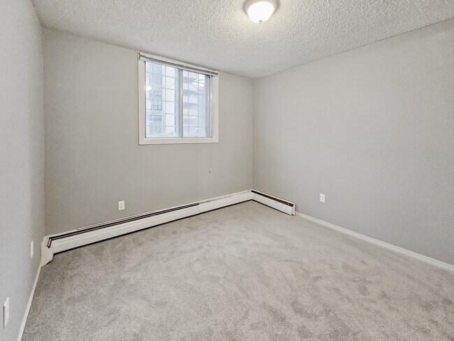 Photo du bâtiment - 1337-1313 13 Ave SW