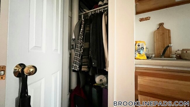 Building Photo - 1061 Beacon St