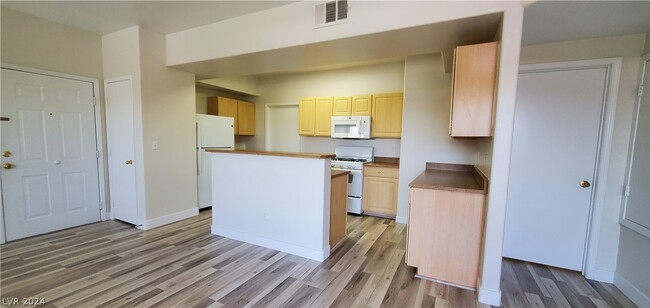 Building Photo - 8250 N Grand Canyon Dr