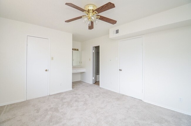 Foto del edificio - 1300 Eagle Lake Rd