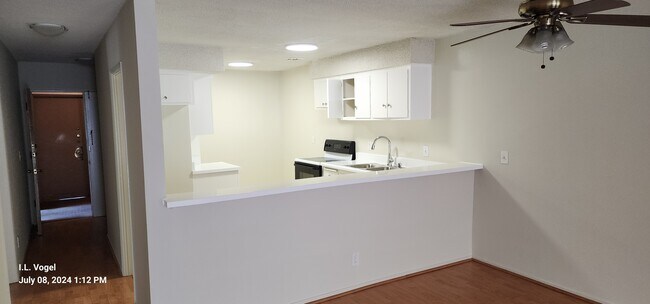Building Photo - 626 N Flores St