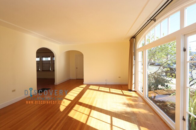 Foto del edificio - Charming Two Plus Bedroom Bungalow with En...