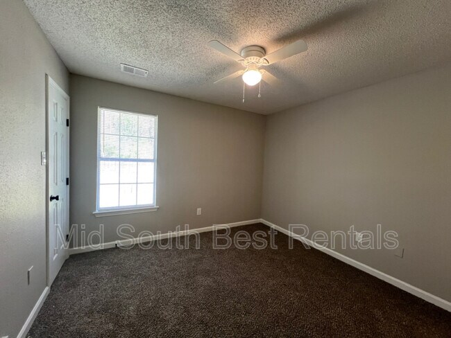 Foto del edificio - 3022 Meadows Ln