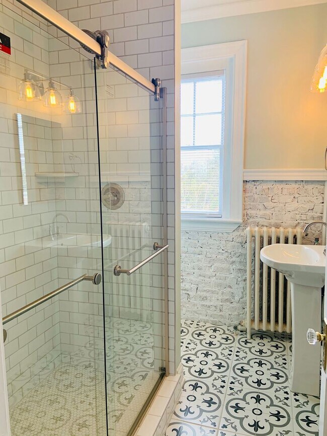 Foto del edificio - 1 BR, 3rd floor Apartment in Downtown Greensboro, Water & Heat Included