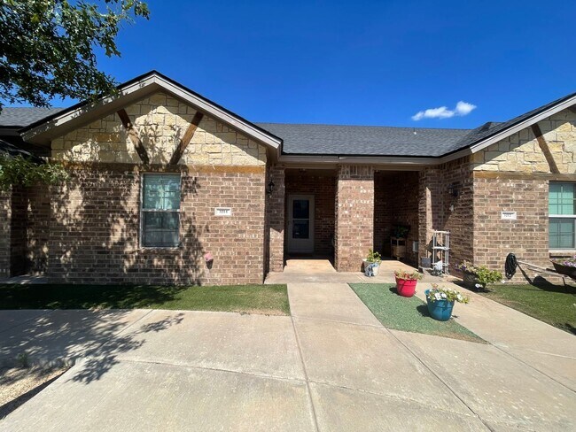 Building Photo - Stunning Quad Located On A Cul-De-Sac Near...