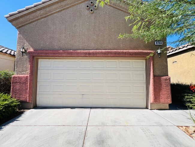 Foto del edificio - Blue Diamond & Durango 2-story, 3 Bedroom + Den SW home ready for immediate move in!