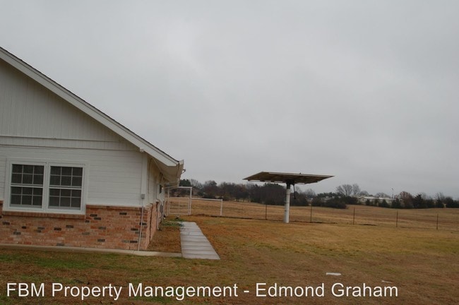 Building Photo - 2200 Country Club