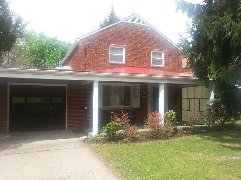Building Photo - Adorable Two Bedroom Home in Penn Hills Community