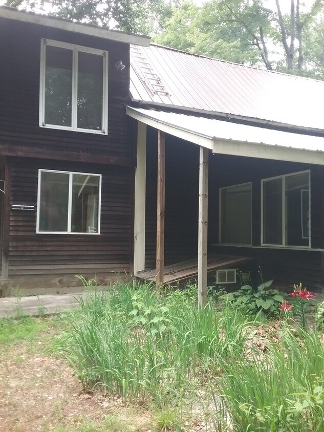 Side View to patio - 33 Chapel Grove Rd
