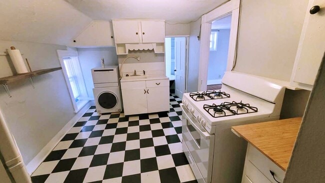 Kitchen + portable washer - 34 W Duncan St