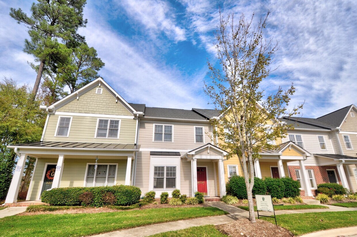 Foto principal - Light, Bright Governor's Village Townhome