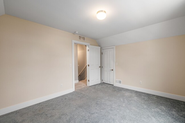 Foto del edificio - Immediate Move In Remodeled 3 Bed in Eastown